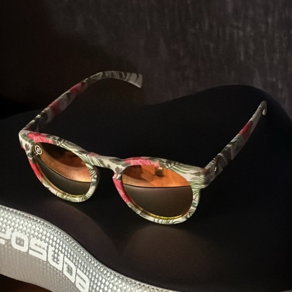 BLENDERS Throwback Floral Sunglasses with Cloth Blenders Pouch - Picture 8 of 9